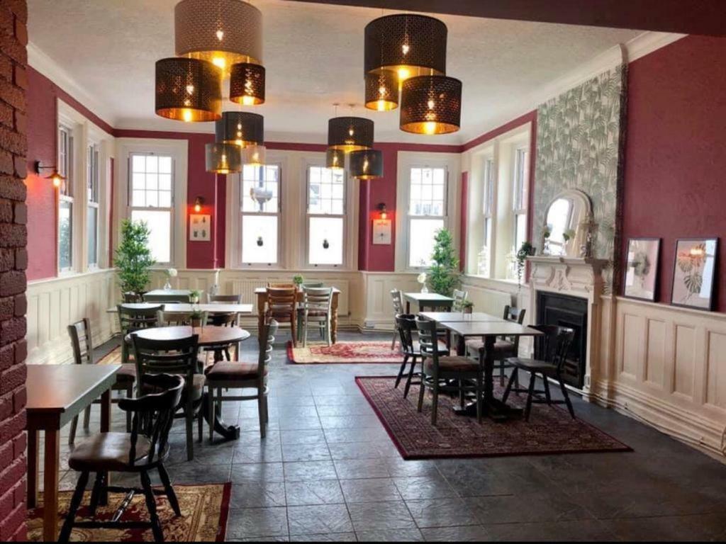The Newbridge Hotel Exterior foto